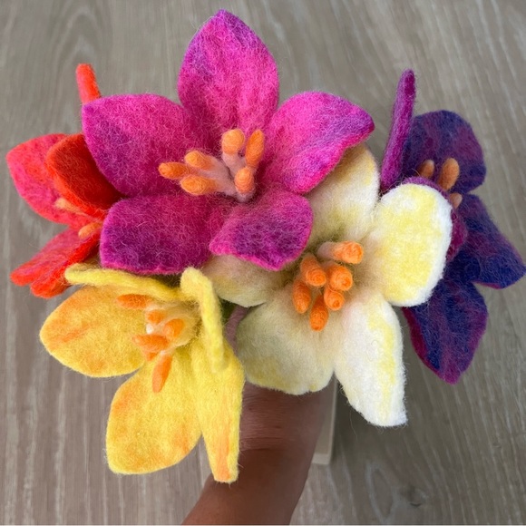 Lovevery Montessori Colorful Felt Flower Arrangement - Picture 3 of 7